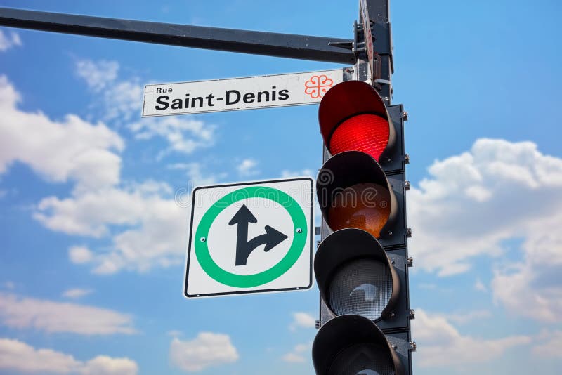 Saint Denis-straatteken in bijlage aan een verkeerslicht in Montreal stock afbeelding Saint Denis-straatteken in bijlage aan een verkeerslicht in Montreal stock afbeelding