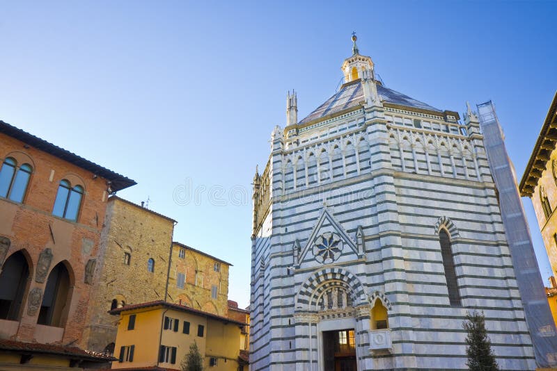 Saint Johns Baptistery in Pistoia-Stadt errichtet im Jahr 1303 mit einer achteckigen Basis - auf dem links der episkopale Palast lizenzfreies stockfoto