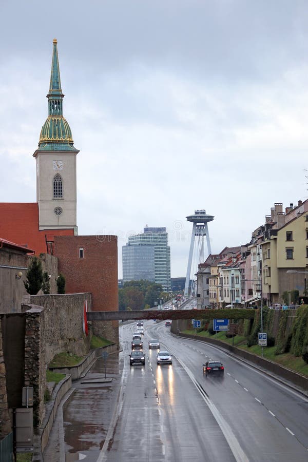 Katedrála sv. Martina a Nový most Bratislava