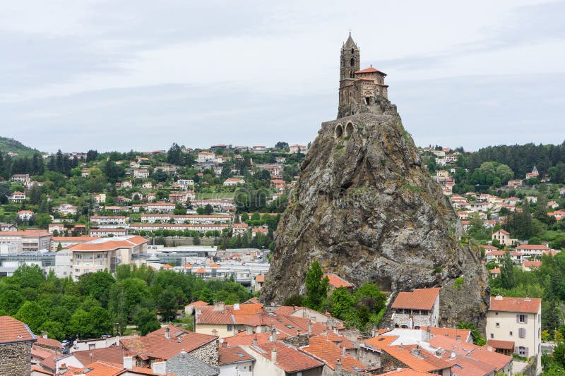 Scénický z kaplnka na sopečný skala zástrčka,, francúzsko,.