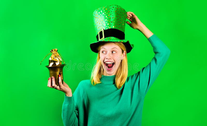 Saint patrick Day-firande. blond kvinna i grön sötare och leprechaun-hatt. patriarkdag. lycklig flicka i grön royaltyfri bild