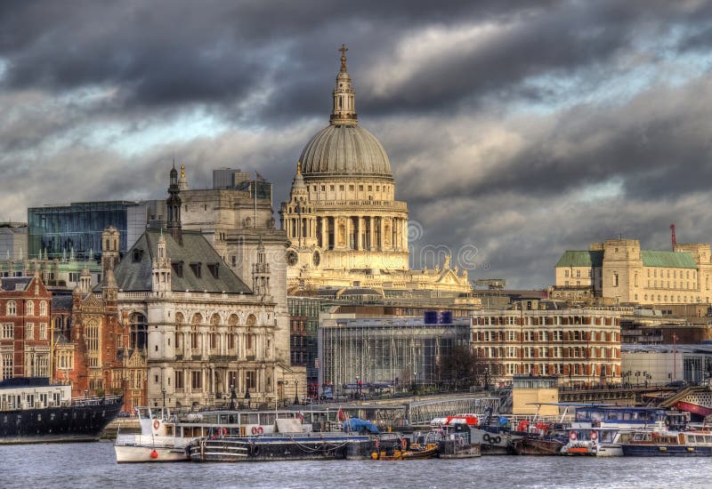 Saint Pauls Cathedral à Londres de l'autre côté de la Tamise photos stock Saint Pauls Cathedral à Londres de l'autre côté de la Tamise photos stock