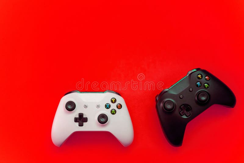 Tay cầm đen trắng trên nền đỏ là một trong những hình ảnh ấn tượng của trò chơi Xbox. Với sự tương phản đen trắng cùng với nền đỏ, bạn sẽ dễ dàng bị thu hút bởi sự độc đáo của hình ảnh này. Hãy xem hình ảnh liên quan để khám phá thêm chi tiết về sản phẩm.