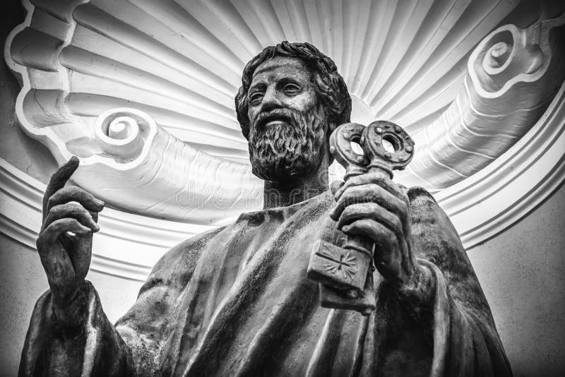Saint pierre tenant les clés du ciel le gardien d'apôtre des portes d'eden dans une statue à l'intérieur du musée du vatican