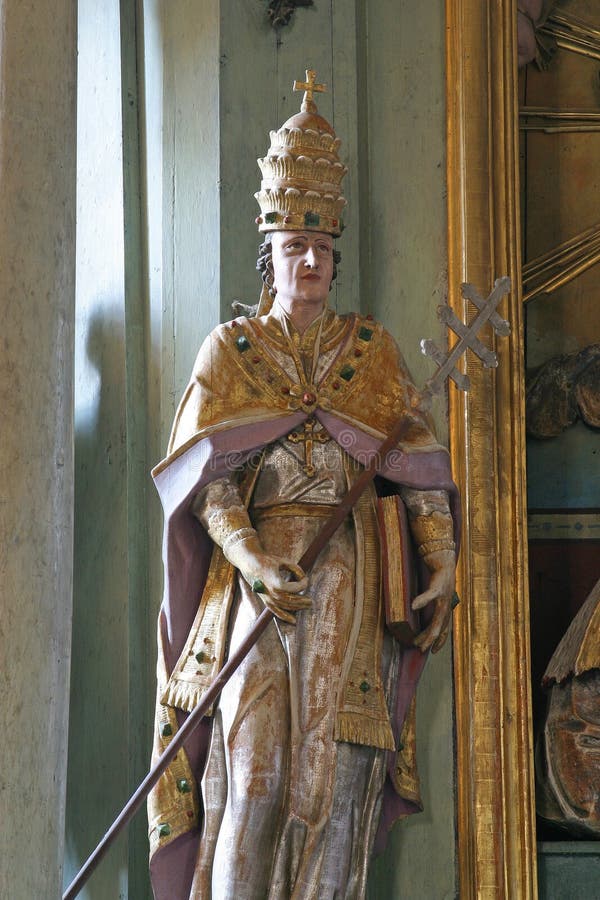 Santo el Papa estatua sobre el de santo sobre el iglesia de nuestro dama de Jerusalén sobre el en, Croacia.