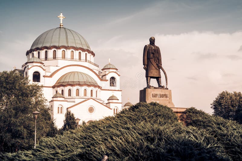 Saint Sava Cathedral et monument de Karageorge Petrovitch belg image libre de droits Saint Sava Cathedral et monument de Karageorge Petrovitch belg image libre de droits