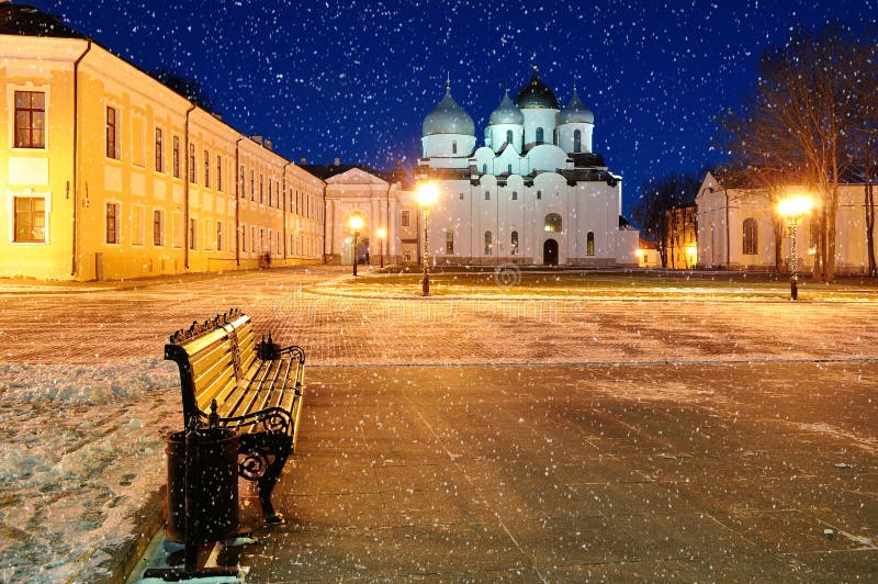 Saint Sophia Cathedral em Veliky Novgorod, Rússia Paisagem da noite do inverno com queda de neve imagens de stock royalty free Saint Sophia Cathedral em Veliky Novgorod, Rússia Paisagem da noite do inverno com queda de neve imagens de stock royalty free