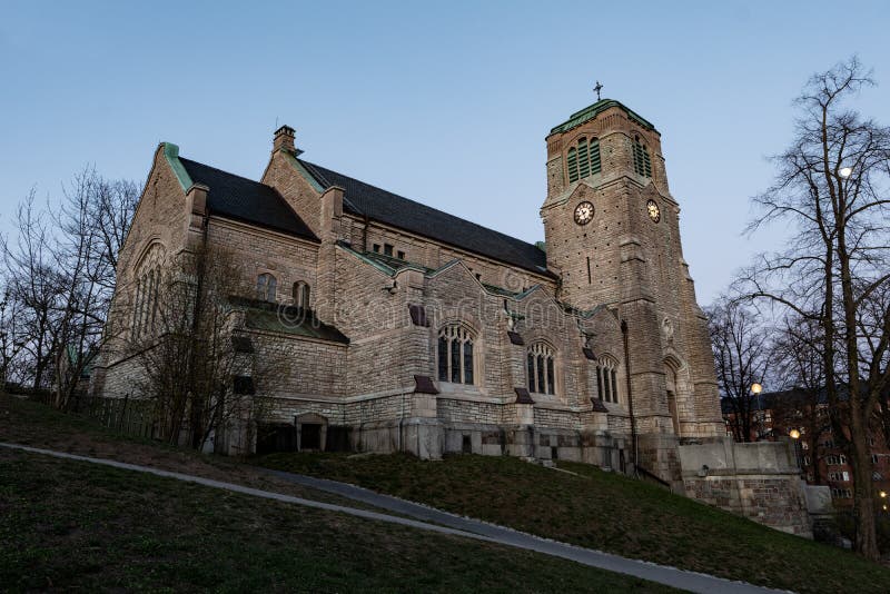 Svatý kostel v v švédsko během hodiny.