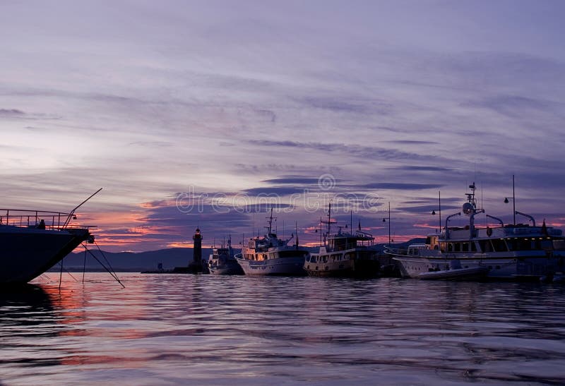 Saint Tropez -Häuser auf dem Yacht-Hafen nach Sonnenuntergang stockbild Saint Tropez -Häuser auf dem Yacht-Hafen nach Sonnenuntergang stockbild