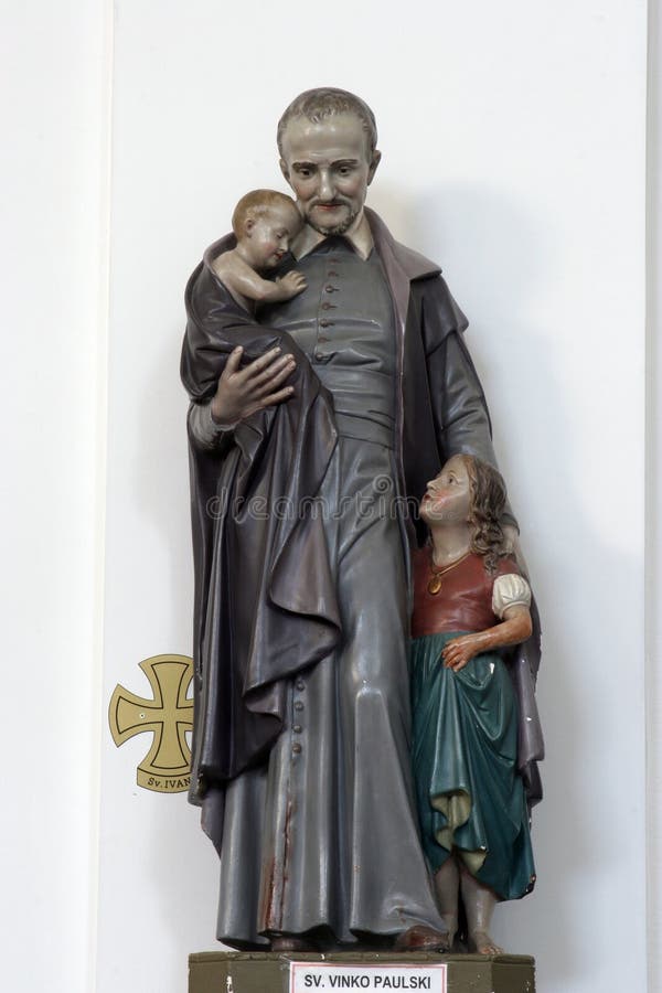 Santo, estatua sobre el iglesia.