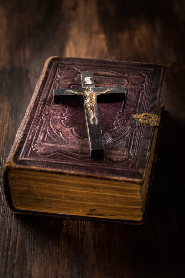 Sainte Bible avec la croix en bois photos stock Sainte Bible avec la croix en bois photos stock
