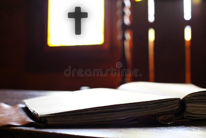 Sainte Bible dans la fin divine de lumière photos libres de droits Sainte Bible dans la fin divine de lumière photos libres de droits