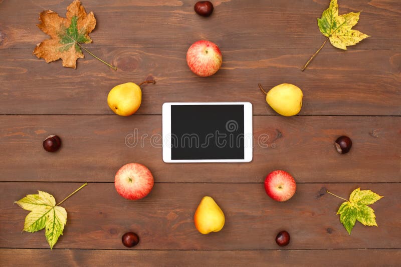 Saison d'automne Châtaignes et feuilles de fruits de comprimé de Digital sur la vue supérieure de table photo stock