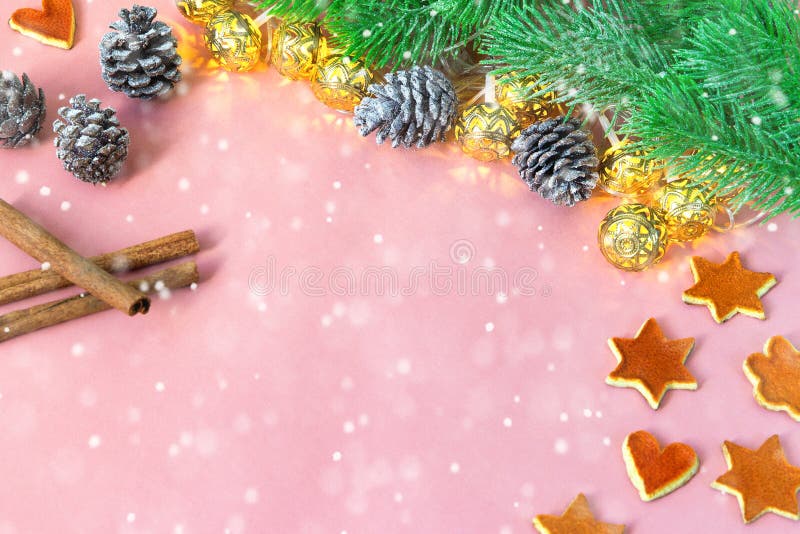 Saison- und Feiertagskonzept Weihnachtsdekoration mit Tannenbaum, Orangen, Kegel, cinamon auf hellrosa Tabelle lizenzfreies stockfoto Saison- und Feiertagskonzept Weihnachtsdekoration mit Tannenbaum, Orangen, Kegel, cinamon auf hellrosa Tabelle lizenzfreies stockfoto