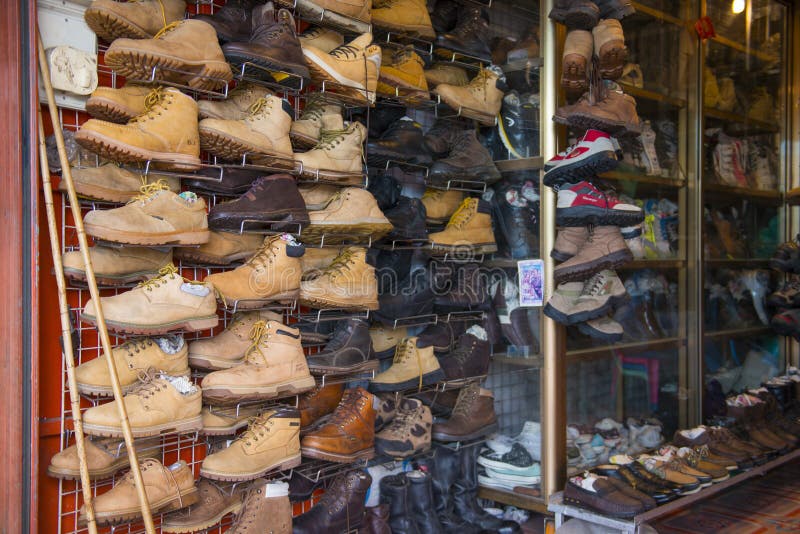 SAKAEO, THAILAND - MAY 21, 2016 : various second hand leather sh royalty free stock photography SAKAEO, THAILAND - MAY 21, 2016 : various second hand leather sh royalty free stock photography