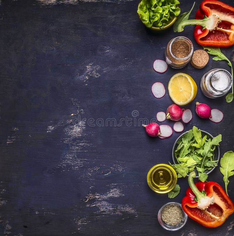 Sal da pimenta da alface da rúcula do limão do rabanete que tempera o vário espaço verticalmente empilhado dos vegetais de frutos imagem de stock