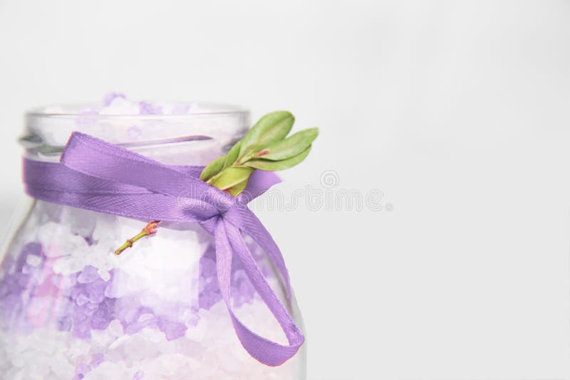 Sal de banho com extrato da alfazema Sal do mar de Lavander em um frasco de vidro Cosméticos naturais orgânicos foto de stock royalty free Sal de banho com extrato da alfazema Sal do mar de Lavander em um frasco de vidro Cosméticos naturais orgânicos foto de stock royalty free