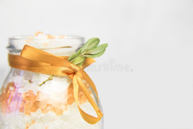 Sal de banho com extrato da laranja Sal alaranjado do mar em um frasco e em uma laranja de vidro em um corte Cosméticos naturais fotografia de stock Sal de banho com extrato da laranja Sal alaranjado do mar em um frasco e em uma laranja de vidro em um corte Cosméticos naturais fotografia de stock