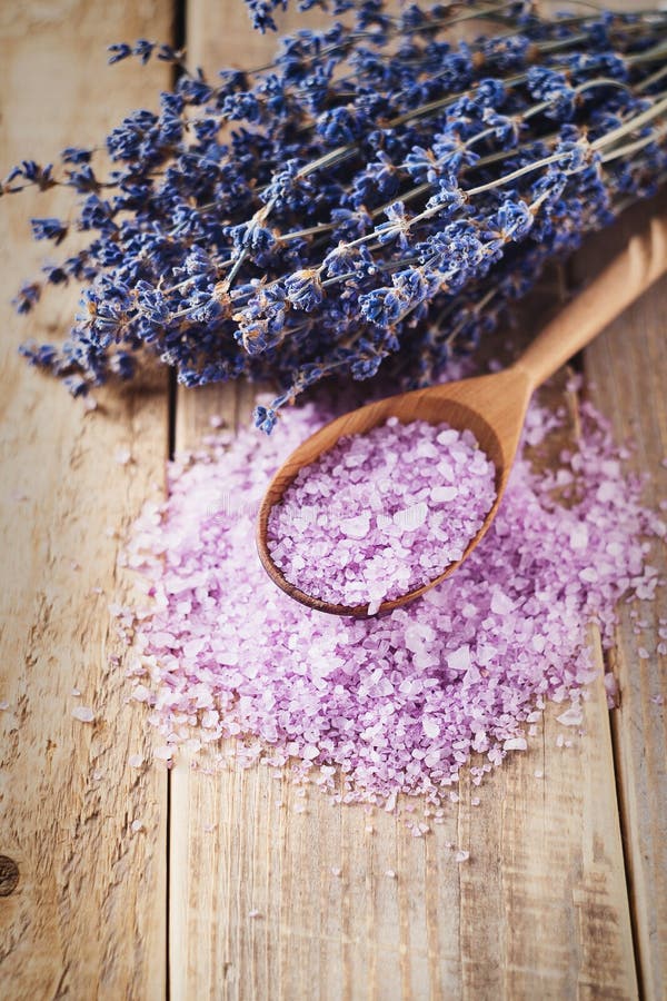 Sal de Lavander com os produtos naturais dos termas e decoração para o banho foto de stock royalty free Sal de Lavander com os produtos naturais dos termas e decoração para o banho foto de stock royalty free