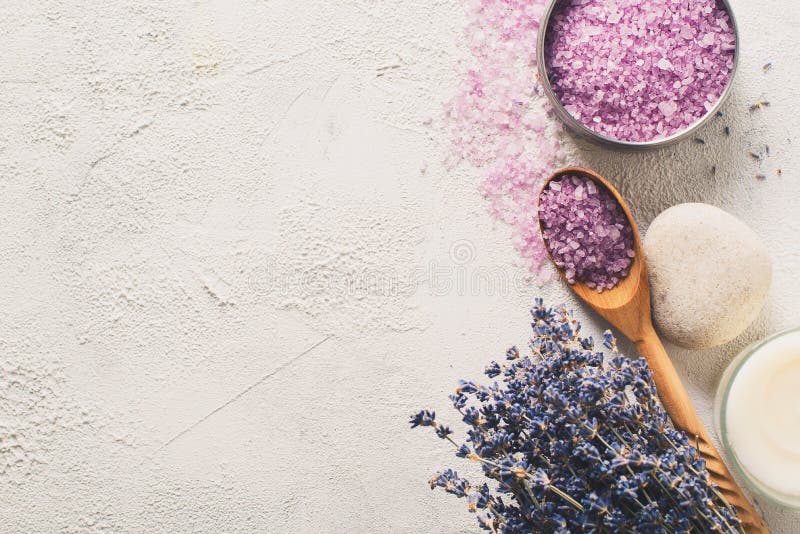 Sal de Lavander com os produtos naturais dos termas e decoração para o banho imagens de stock Sal de Lavander com os produtos naturais dos termas e decoração para o banho imagens de stock