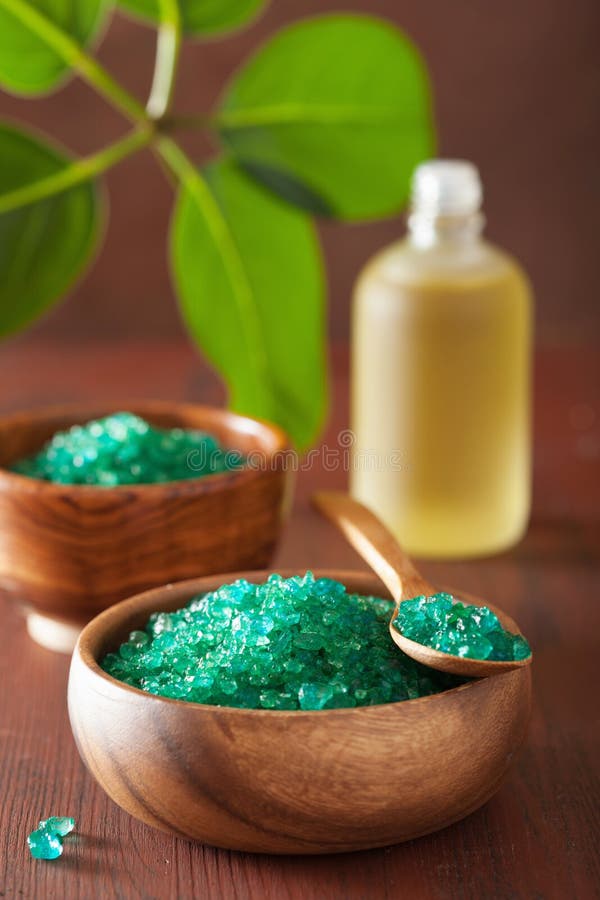Sal erval verde para o banho saudável dos termas foto de stock Sal erval verde para o banho saudável dos termas foto de stock