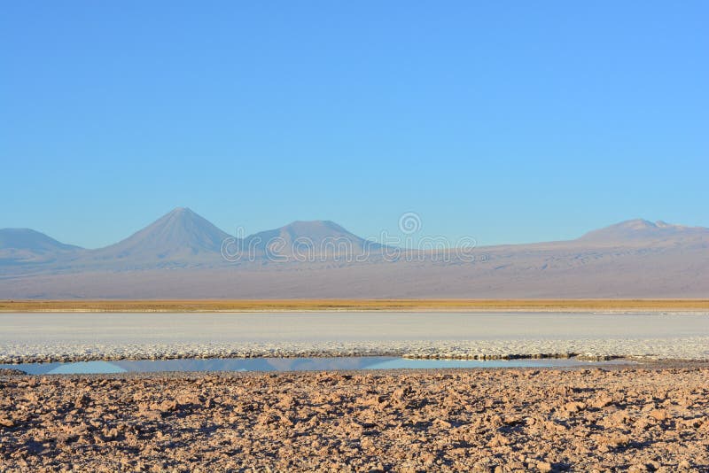 Sal liso e o Laguna Tebinquiche no deserto de Atacama, o Chile fotografia de stock royalty free Sal liso e o Laguna Tebinquiche no deserto de Atacama, o Chile fotografia de stock royalty free
