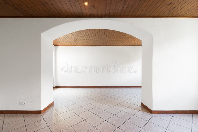 Sala branca e completamente vazia com madeira no teto imagem de stock