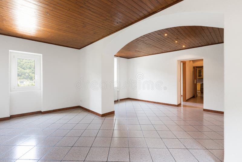 Sala branca e completamente vazia com madeira no teto fotos de stock royalty free