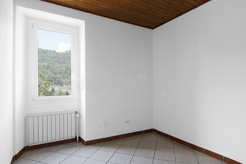 Sala branca e completamente vazia com madeira no teto imagens de stock royalty free