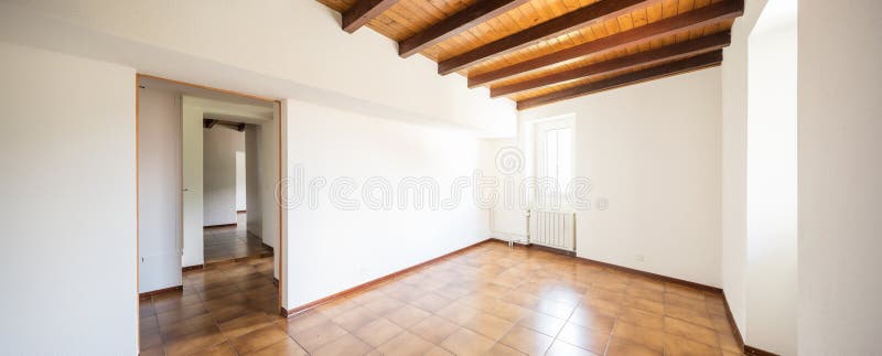 Sala branca e completamente vazia com madeira no teto fotos de stock royalty free