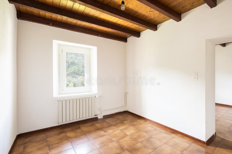 Sala branca e completamente vazia com madeira no teto imagens de stock