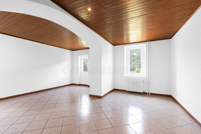 Sala branca e completamente vazia com madeira no teto foto de stock