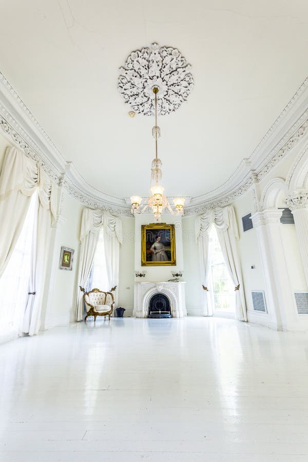 Sala da ballo bianca nella Camera della piantagione di Nottoway fotografie stock libere da diritti Sala da ballo bianca nella Camera della piantagione di Nottoway fotografie stock libere da diritti