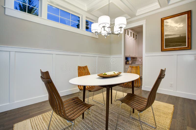 Sala da pranzo adorabile di stile dell'artigiano con cealing coffered fotografie stock libere da diritti Sala da pranzo adorabile di stile dell'artigiano con cealing coffered fotografie stock libere da diritti