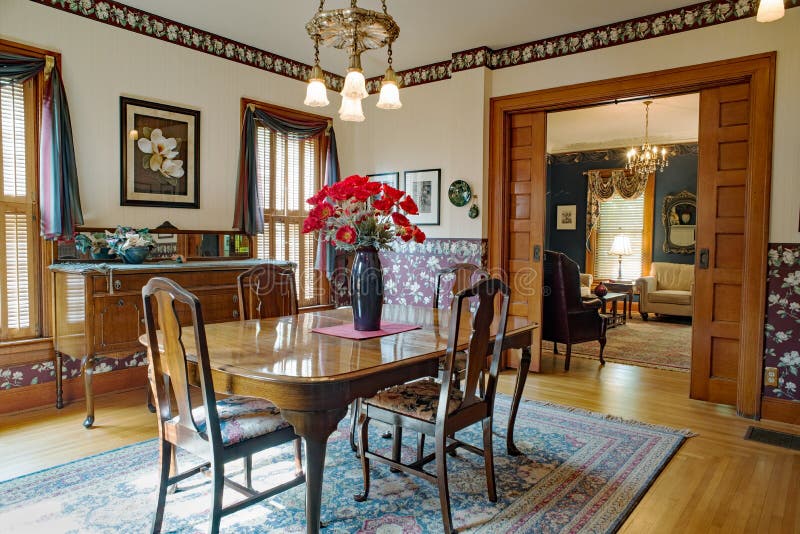 Sala da pranzo vittoriana con le porte della tasca fotografie stock libere da diritti Sala da pranzo vittoriana con le porte della tasca fotografie stock libere da diritti
