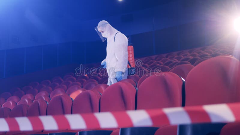 Sala de cine se está desinfectando por un inspector