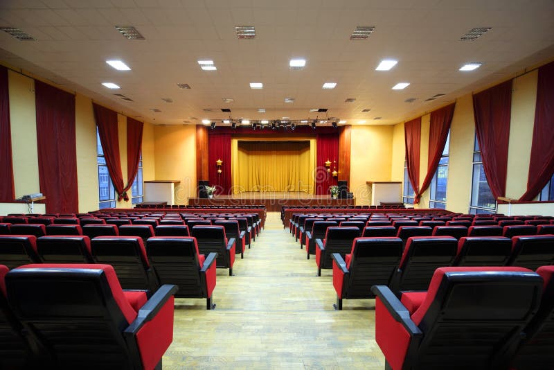 Sala de concertos e estágio vazio imagem de stock Sala de concertos e estágio vazio imagem de stock
