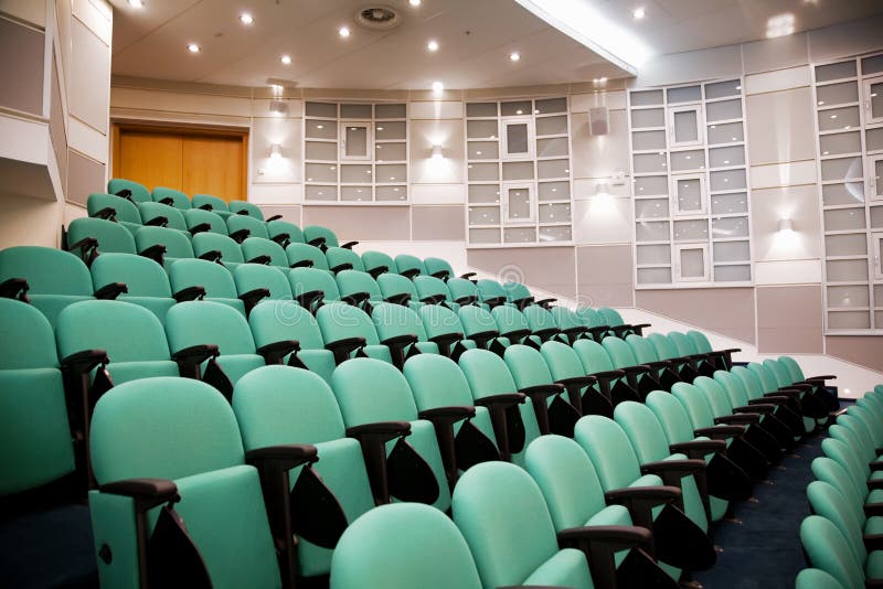 Sala de conferencias vacía, filas del sillas foto de archivo libre de regalías Sala de conferencias vacía, filas del sillas foto de archivo libre de regalías