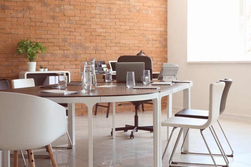 Sala de conferências com a tabela grande preparada para a reunião de negócios fotografia de stock Sala de conferências com a tabela grande preparada para a reunião de negócios fotografia de stock