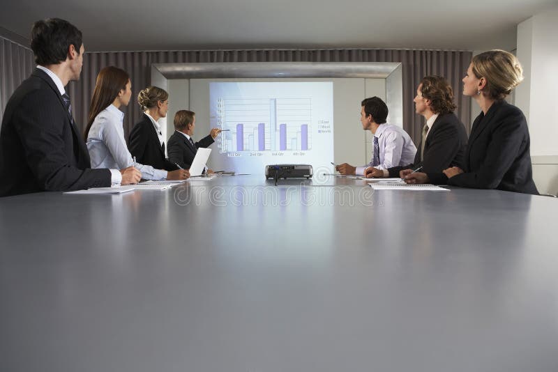 Sala de conferências de Giving Presentation In do homem de negócios fotografia de stock royalty free Sala de conferências de Giving Presentation In do homem de negócios fotografia de stock royalty free