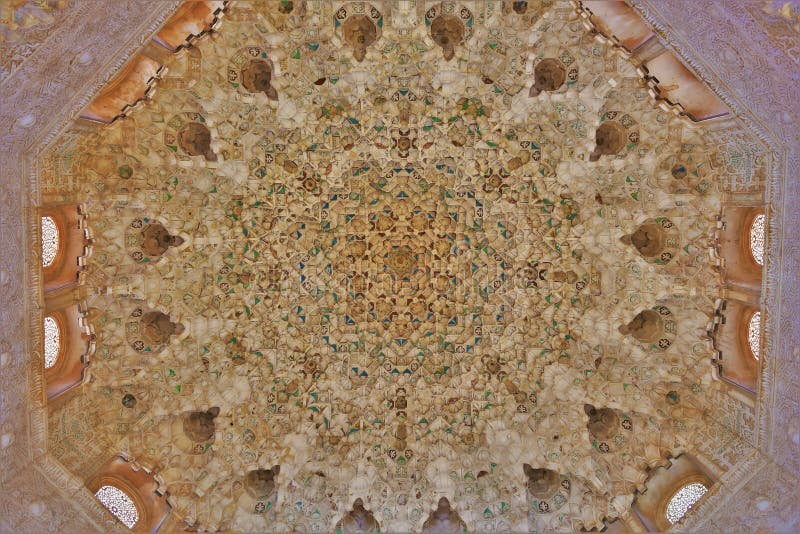 A sala de duas irmãs do Alhambra de Granada, Andalucia, Espanha imagem de stock A sala de duas irmãs do Alhambra de Granada, Andalucia, Espanha imagem de stock