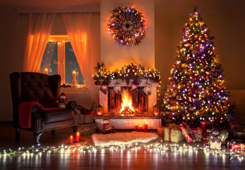 Sala de estar adornada hermosa con un árbol de navidad y un lugar del fuego
