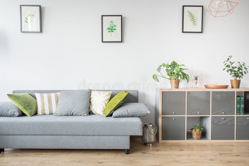Sala de estar con el sofá gris imágenes de archivo libres de regalías Sala de estar con el sofá gris imágenes de archivo libres de regalías