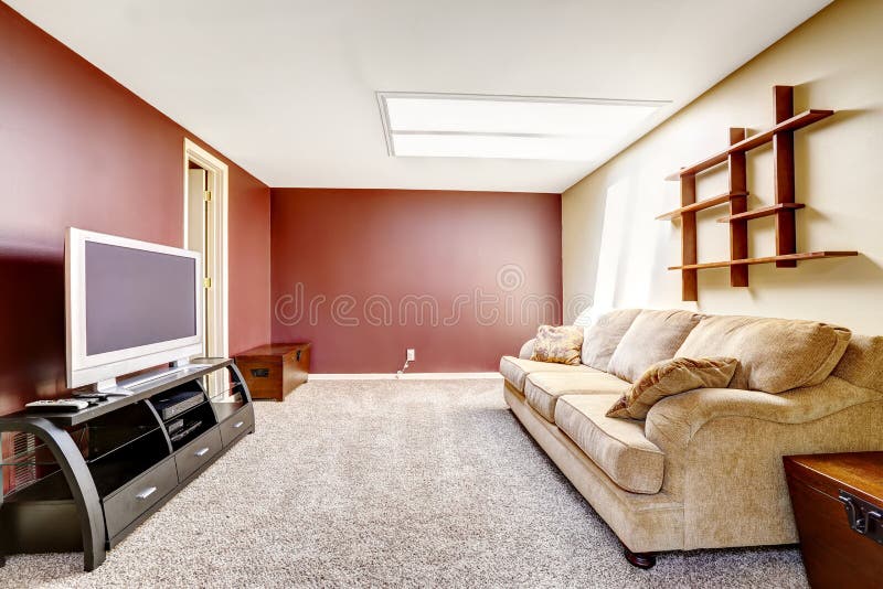 Sala de estar con las paredes del color del contraste imagen de archivo Sala de estar con las paredes del color del contraste imagen de archivo