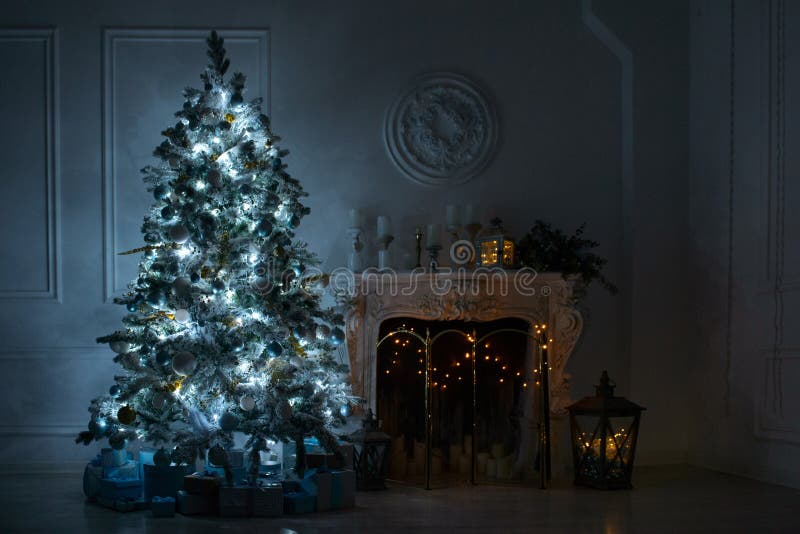 Sala de estar con una chimenea y un árbol de navidad grande con el GIF fotografía de archivo libre de regalías Sala de estar con una chimenea y un árbol de navidad grande con el GIF fotografía de archivo libre de regalías