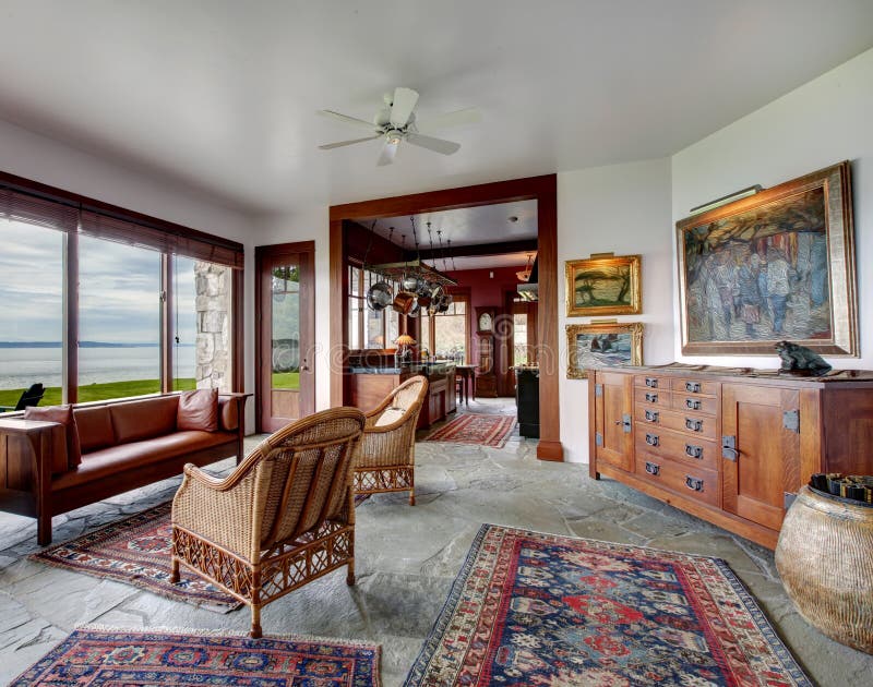 Sala De Estar De Piedra Espaciosa Con Muebles Antiguos Foto de archivo