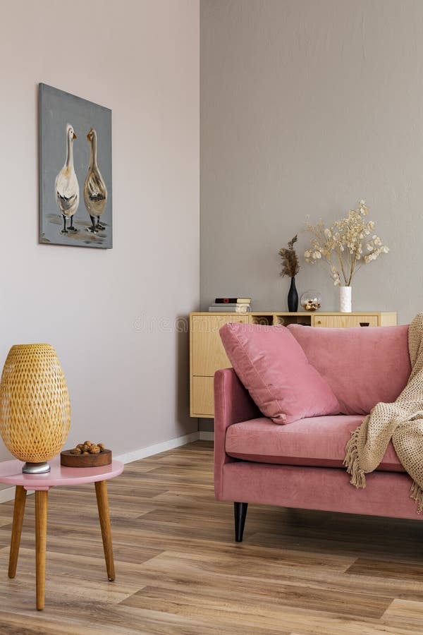 Sala de estar en colores neutrales con acentos del rosa y de madera imágenes de archivo libres de regalías Sala de estar en colores neutrales con acentos del rosa y de madera imágenes de archivo libres de regalías