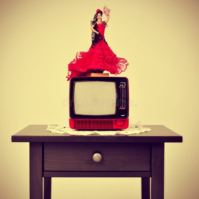 Sala de estar española pasada de moda, con una muñeca del flamenca en el top o fotos de archivo libres de regalías Sala de estar española pasada de moda, con una muñeca del flamenca en el top o fotos de archivo libres de regalías
