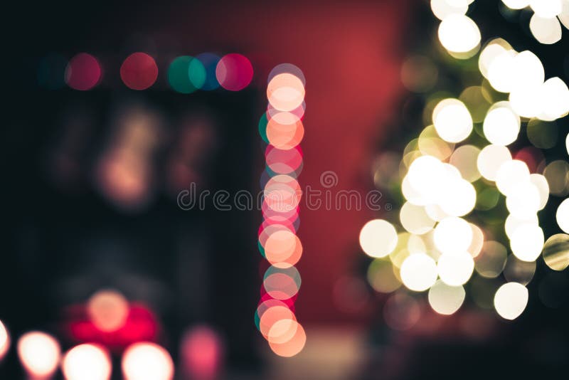 árbol De Navidad Y Chimenea En La Sala De Estar Fotos De Stock - Descarga 2,151 Fotos Libres de