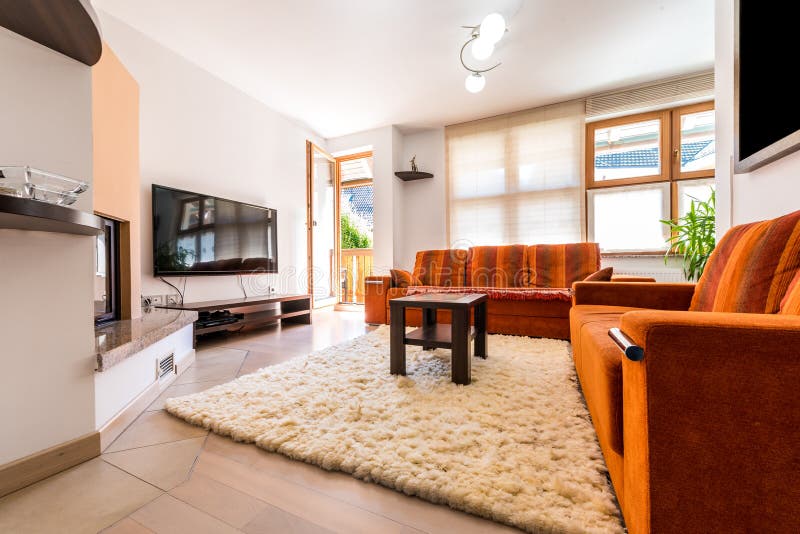 Sala de estar moderna del apartamento de la propiedad horizontal con el sofá y la butaca fotos de archivo libres de regalías Sala de estar moderna del apartamento de la propiedad horizontal con el sofá y la butaca fotos de archivo libres de regalías